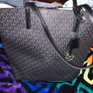 🛑**SOLD**LAST/LOWEST PRICE DROP $50🛑Michael Kors signature tote in black